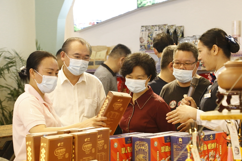 10.參觀那馬服務(wù)區(qū)扶貧產(chǎn)品展銷廳，此為廣西高速公路第一家扶貧產(chǎn)品展銷廳.JPG