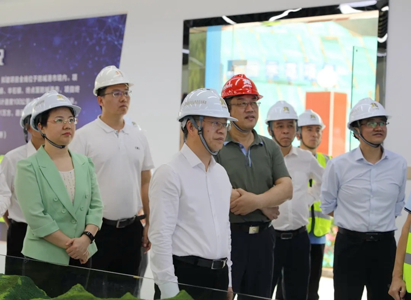 譚丕創(chuàng)（左二）、唐軼昂（左一）聽取項目情況介紹.jpg