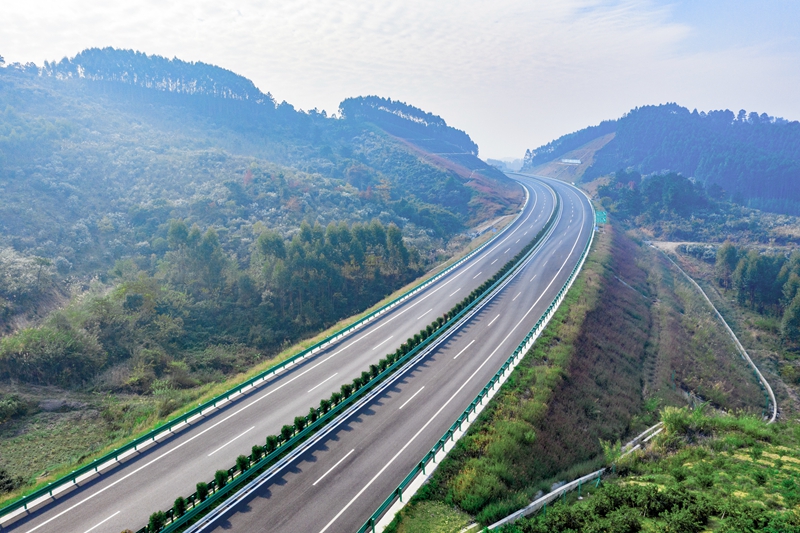 6.高速公路與群山相連，植被覆蓋率高，與原生態(tài)環(huán)境恢復(fù)有機(jī)結(jié)合.jpg