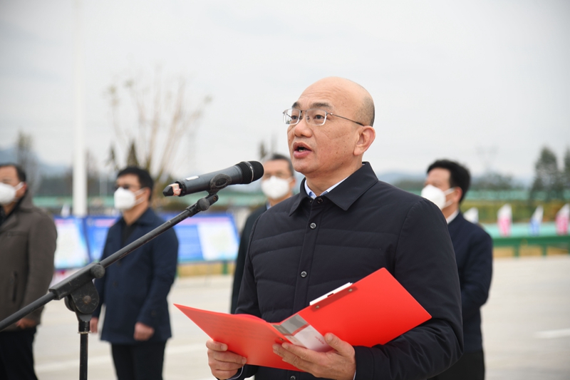 自治區(qū)交通運輸廳黨組成員、總工程師陳津維宣布通車.jpg